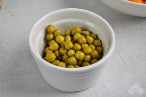Оливье со свежими огурцами – фото приготовления рецепта, шаг 2