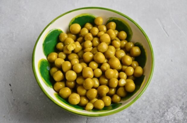 Оливье с солеными и свежими огурцами – фото приготовления рецепта, шаг 2