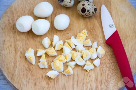 Оливье с докторской колбасой и перепелиными яйцами – фото приготовления рецепта, шаг 1
