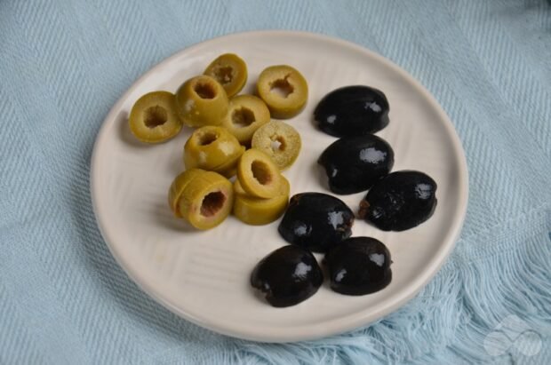 Оливье с вареной колбасой, оливками и маслинами – фото приготовления рецепта, шаг 2