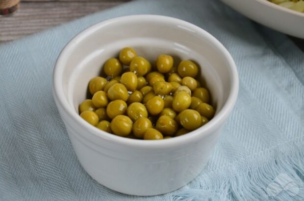 Оливье с вареной колбасой, оливками и маслинами – фото приготовления рецепта, шаг 3