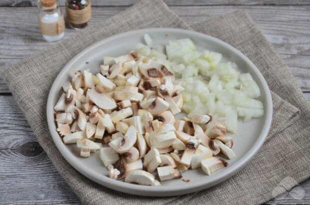 Оливье с жареными грибами – фото приготовления рецепта, шаг 1