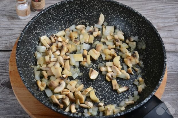 Оливье с жареными грибами – фото приготовления рецепта, шаг 2
