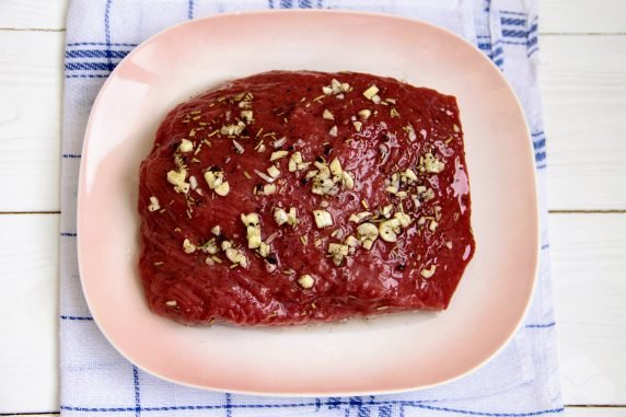 Простой рецепт приготовления вкусной говядины с соусом из красного вина