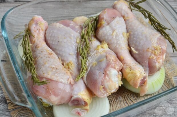 Куриные ножки с розмарином в духовке – фото приготовления рецепта, шаг 4