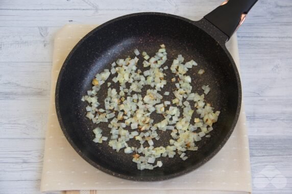 Солянка с вареной и копченой колбасой – фото приготовления рецепта, шаг 2