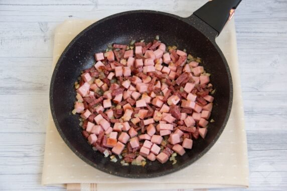 Солянка с вареной и копченой колбасой – фото приготовления рецепта, шаг 3