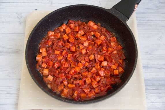 Солянка с вареной и копченой колбасой – фото приготовления рецепта, шаг 4