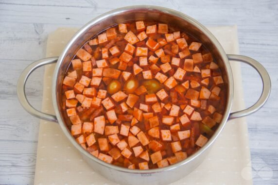Солянка с вареной и копченой колбасой – фото приготовления рецепта, шаг 6