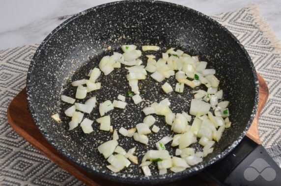 Солянка с маринованными огурцами – фото приготовления рецепта, шаг 2