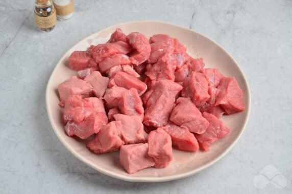 Солянка с говядиной и охотничьими колбасками – фото приготовления рецепта, шаг 1