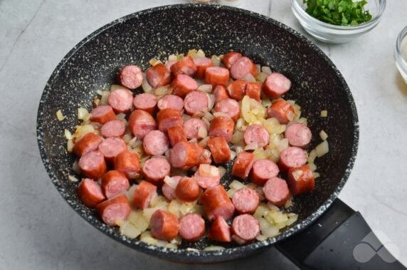 Солянка с говядиной и охотничьими колбасками – фото приготовления рецепта, шаг 4