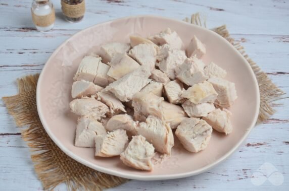 Домашняя солянка с курицей и сосисками – фото приготовления рецепта, шаг 2