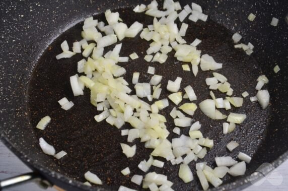 Домашняя солянка с курицей и сосисками – фото приготовления рецепта, шаг 4
