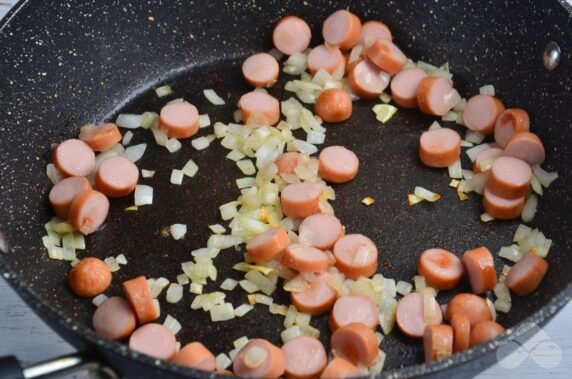 Домашняя солянка с курицей и сосисками – фото приготовления рецепта, шаг 5