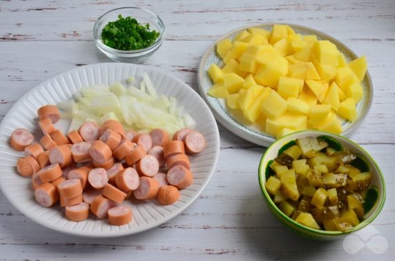 Солянка с сосисками и каперсами – фото приготовления рецепта, шаг 1