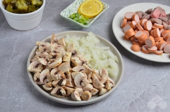 Солянка с мясом, сосисками и шампиньонами – фото приготовления рецепта, шаг 1