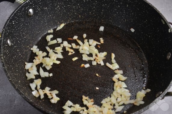 Солянка с мясом, сосисками и шампиньонами – фото приготовления рецепта, шаг 2