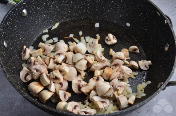 Солянка с мясом, сосисками и шампиньонами – фото приготовления рецепта, шаг 3