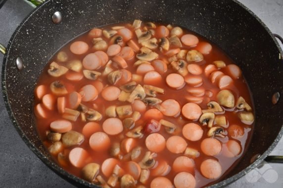 Солянка с мясом, сосисками и шампиньонами – фото приготовления рецепта, шаг 4