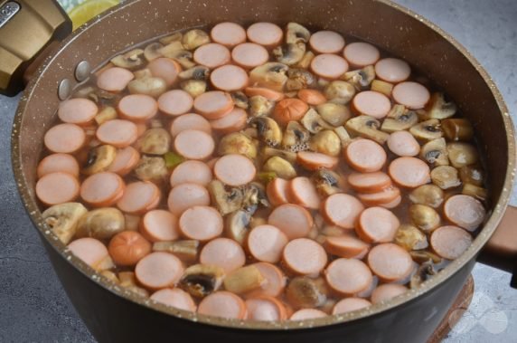 Солянка с мясом, сосисками и шампиньонами – фото приготовления рецепта, шаг 5