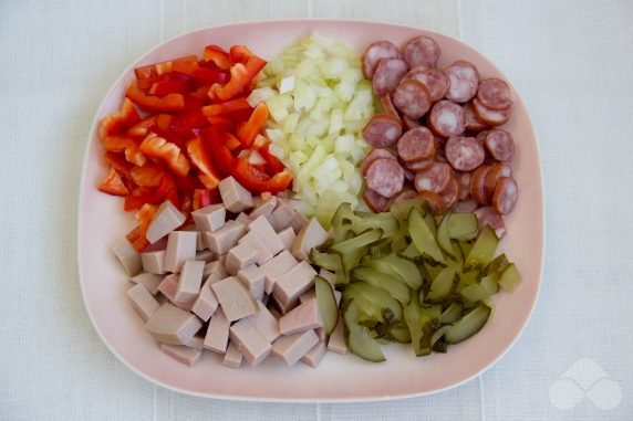 Солянка с колбасой и болгарским перцем – фото приготовления рецепта, шаг 1