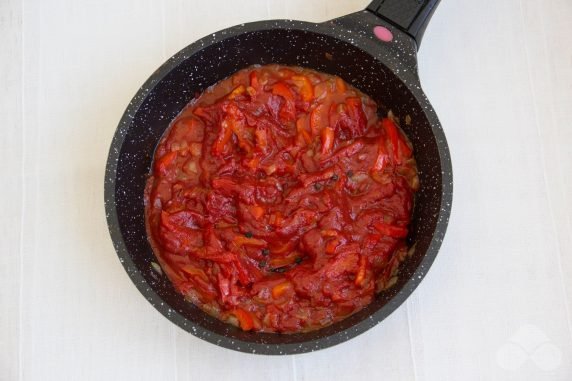 Солянка с колбасой и болгарским перцем – фото приготовления рецепта, шаг 4