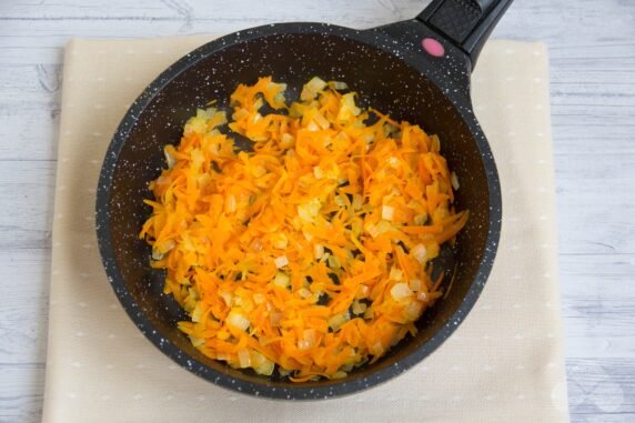 Солянка с колбасой без томатной пасты – фото приготовления рецепта, шаг 2