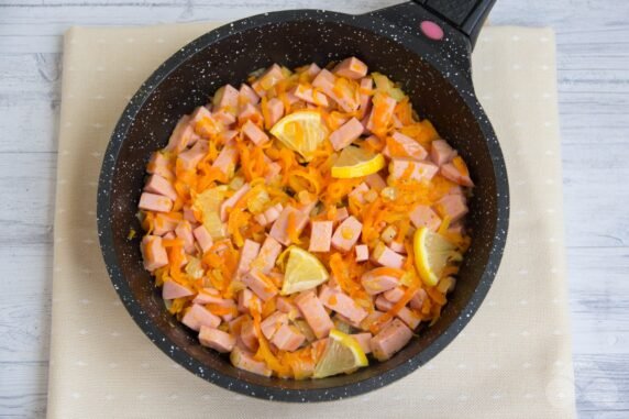 Солянка с колбасой без томатной пасты – фото приготовления рецепта, шаг 3