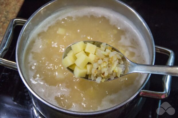 Гороховый суп с сухариками – фото приготовления рецепта, шаг 5