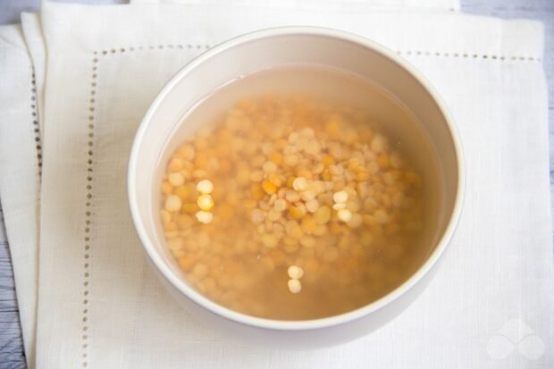 Гороховый суп-пюре с жареными шампиньонами – фото приготовления рецепта, шаг 1