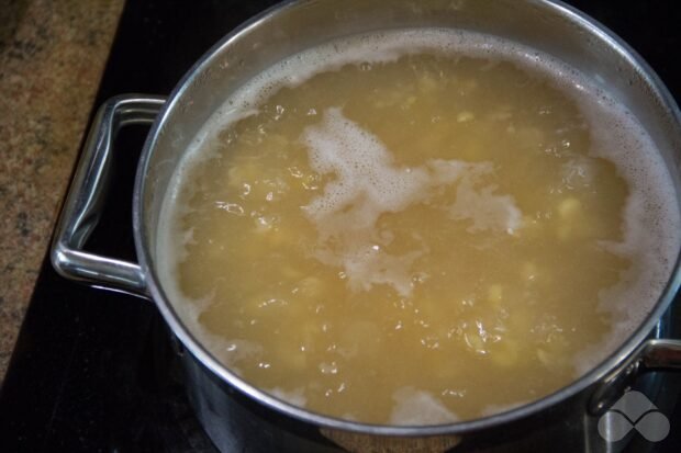 Гороховый суп-пюре с жареными шампиньонами – фото приготовления рецепта, шаг 2