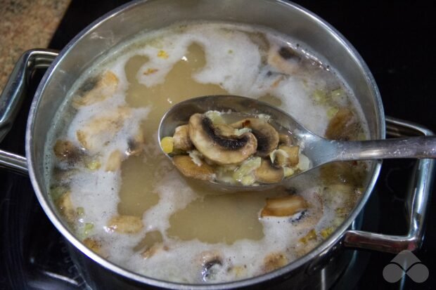 Гороховый суп-пюре с жареными шампиньонами – фото приготовления рецепта, шаг 6