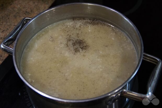 Гороховый суп-пюре с жареными шампиньонами – фото приготовления рецепта, шаг 8