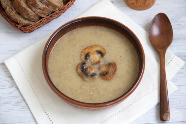 Гороховый суп-пюре с жареными шампиньонами – фото приготовления рецепта, шаг 9