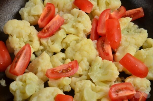 Омлет с цветной капустой, помидорами и греческим сыром – фото приготовления рецепта, шаг 2