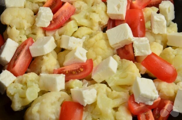 Омлет с цветной капустой, помидорами и греческим сыром – фото приготовления рецепта, шаг 3