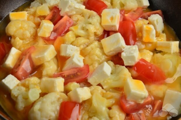 Омлет с цветной капустой, помидорами и греческим сыром – фото приготовления рецепта, шаг 4