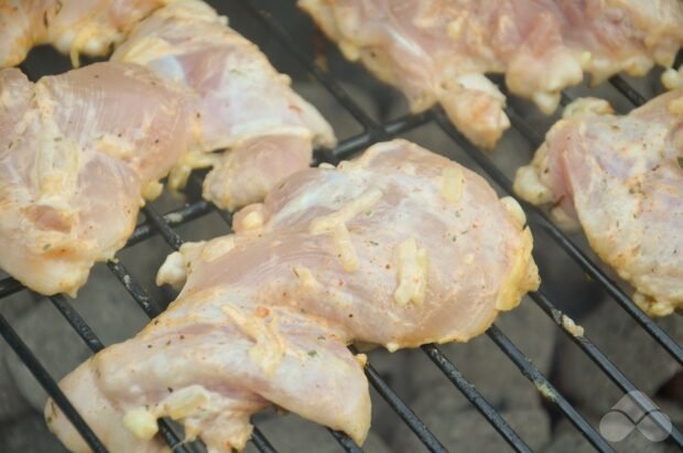 Курица в майонезе на углях – фото приготовления рецепта, шаг 6