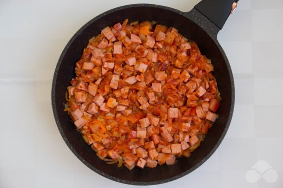 Гороховый суп с колбасой и томатной зажаркой – фото приготовления рецепта, шаг 5