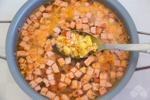 Гороховый суп с колбасой и томатной зажаркой – фото приготовления рецепта, шаг 6
