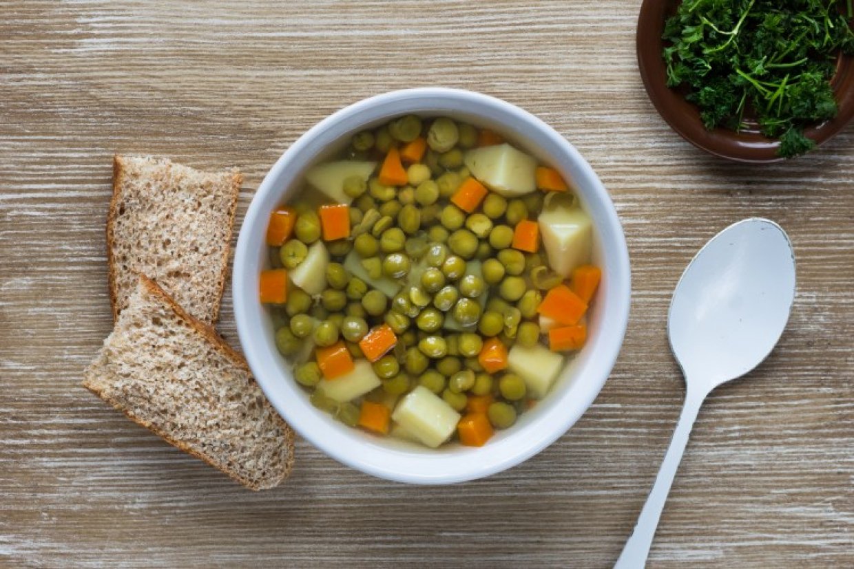 Суп с зеленым горошком и овощами