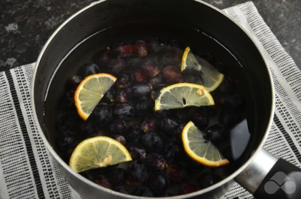 Виноградный компот на зиму – фото приготовления рецепта, шаг 5