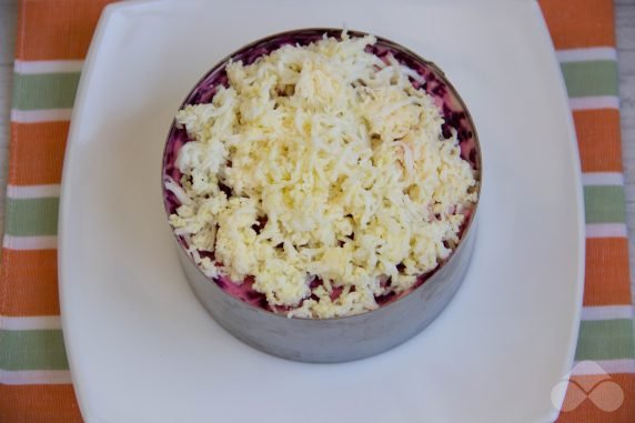 Сельдь под шубой с плавленым сыром – фото приготовления рецепта, шаг 5
