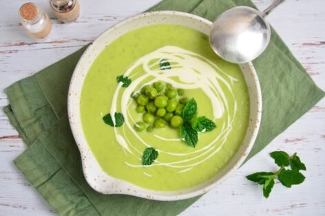 Крем-суп из зеленого горошка с мятой