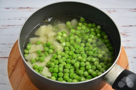 Крем-суп из зеленого горошка с мятой – фото приготовления рецепта, шаг 3