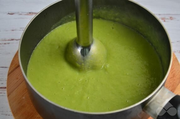 Крем-суп из зеленого горошка с мятой – фото приготовления рецепта, шаг 4