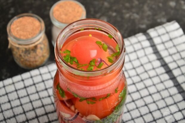 Малосольные помидоры с луком – фото приготовления рецепта, шаг 7