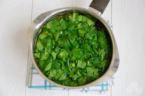 Зеленый борщ со шпинатом и яйцом – фото приготовления рецепта, шаг 4
