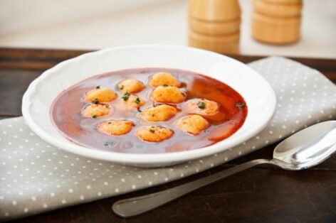 Томатный суп с клецками из манки